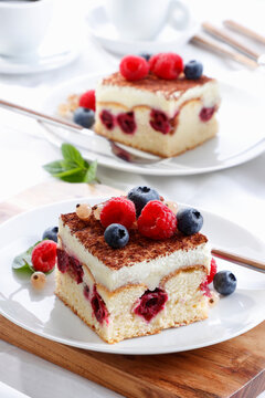 Cream and fruit cake with fruit