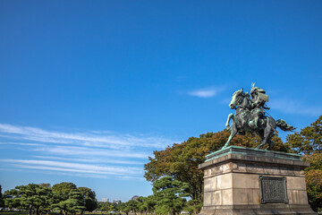 皇居外苑に立つ楠木正成公騎馬銅像。斜め正面の角度。順光。背景は青空。
楠木正成は鎌倉時代末期から南北朝時代に活躍し、後醍醐天皇に忠誠を尽くした武将。銅像は明治33年、西暦1900年に作られた。