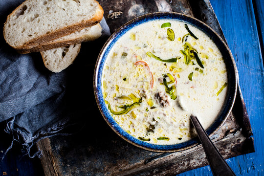Cheese and leek soup with minced meat (low carb)