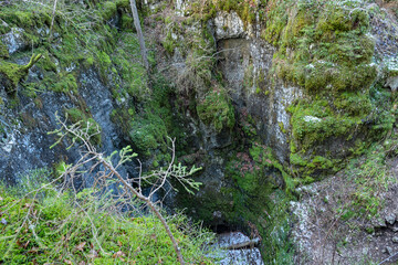 Eishöhle  Monlési, bei Fleurier, Val de Travers, Kanton Neuenburg Schweiz