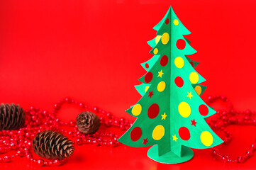 Christmas craft. DIY cardboard Christmas tree, step-by-step instructions on how to make a fir tree....