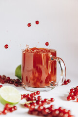 natural medicinal autumn tea based on berries with a high content of vitamin C for the treatment of colds and SARS and to strengthen the immune system