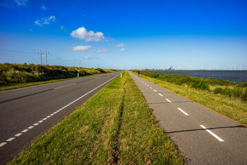 Fototapeta premium Radweg entlang der Nordseeküste in Dänemark