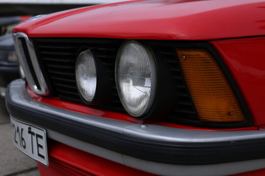 The front of a sports car BMW 318i e21, 1980, a red coupe.