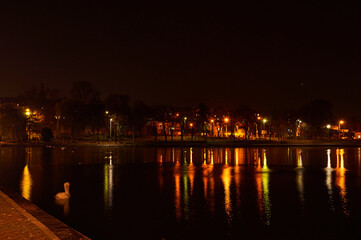 Fototapeta na wymiar Evening lights on the lake