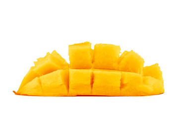 Mango por la mitad sobre fondo blanco.