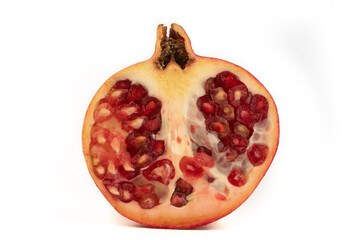 Granada por la mitad sobre fondo blanco.