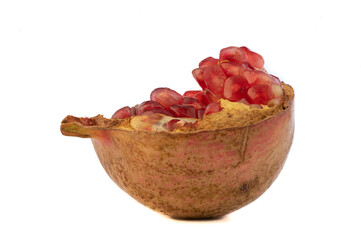 Granada por la mitad sobre fondo blanco