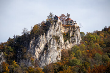 Fototapeta na wymiar Schloss auf Berggipfel