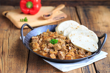 Szegediner Gulasch mit Knödeln