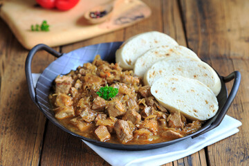 Szegediner Gulasch mit Knödeln