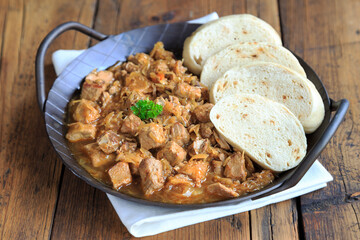 Szegediner Gulasch mit Knödeln