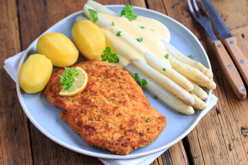 Schnitzel mit frischem Spargel