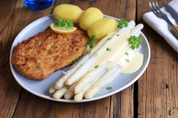 Schnitzel mit frischem Spargel