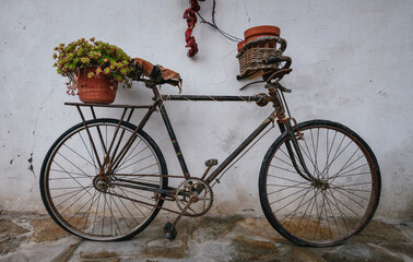 Fototapeta na wymiar old bicycle in the street with flowers