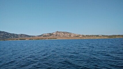 una vista panoramica dell isola dell asinara sardegna italia dalla barca in mezzo al mare