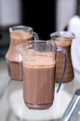 Jarras com bacaba pronta para o consumo.