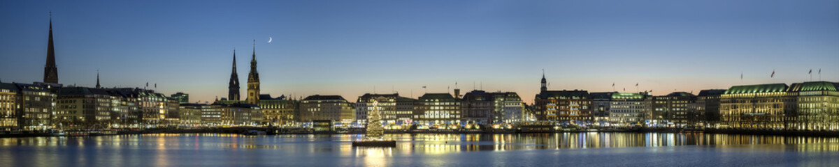 Fototapeta na wymiar Panorama Hamburg in der Adventszeit abends