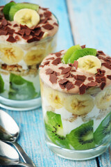 Trifle desserts with bananas, kiwi and yogurt	