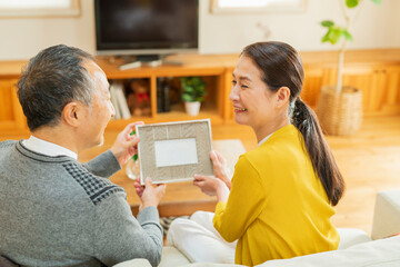 写真を見る老夫婦