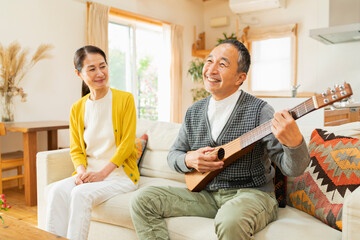 リビングでくつろぐ老夫婦