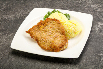 Crispy chicken schnitzel with mashed potato