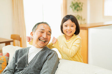 祖父と遊ぶ孫