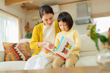 祖母と絵本を読む孫