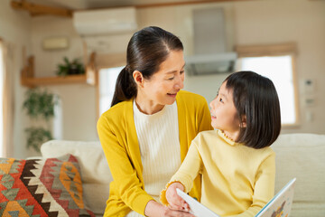 祖母と絵本を読む孫