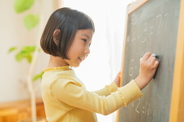 リビングで勉強する孫