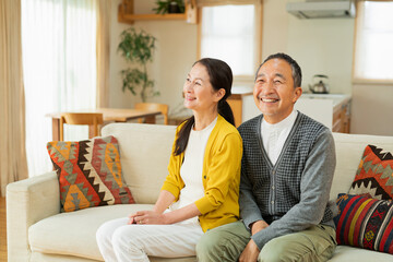 リビングでくつろぐ老夫婦