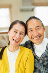 リビングでくつろぐ老夫婦
