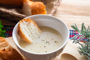 ポタージュスープとバゲット