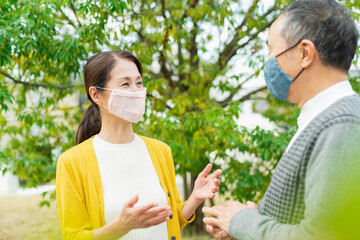 マスクをして出かけるシニア夫婦