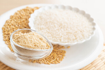 精米したての白米ともみ付きの米　ぬか