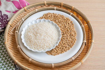 精米したての白米ともみ付きの米