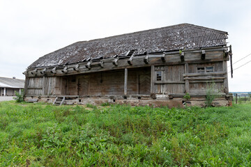 Fototapeta na wymiar old farm barn