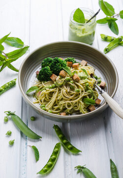 Spaghetti with pea and mint pesto, broccoli and smoked tofu