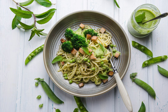 Spaghetti with pea and mint pesto, broccoli and smoked tofu