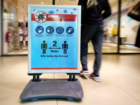 Abstand einhalten beim Einkaufen im Einkaufscenter  - Coronavrius
