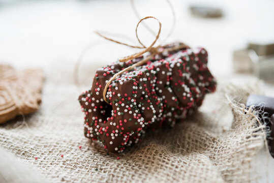 Lebkuchen stars with dark chocolate glaze