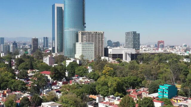 Vista a&eacute;rea sobre Coyoac&aacute;n con vista panor&aacute;mica a la Ciudad de M&eacute;xico y la construcci&oacute;n del rascacielos m&aacute;s alto de la ciudad.