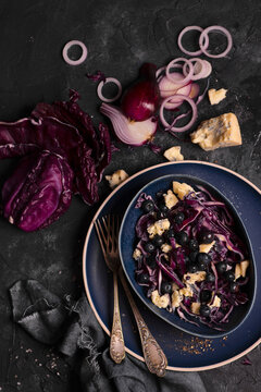 Salad with red cabbage, blueberries, blue cheese, red onion and olive oil