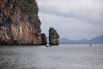 Naklejka premium rocks and sea in Krabi Thailand. Beautiful sea landscape. Cloudy sky