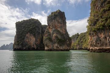 Naklejka premium rocks and sea in Krabi Thailand. Beautiful sea landscape. Cloudy sky