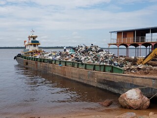 The water pollution of the Rio Negros near Manaus continues. Tons of rubbish of all kinds is...