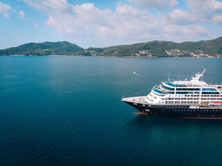 Obraz premium aerial top down view of travel ship nose part in the open sea