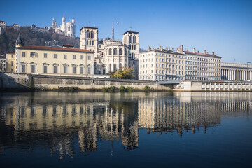 Fototapeta na wymiar Le vieux Lyon se reflétant dans la Saöne, bâtiments anciens au bord de la rivière