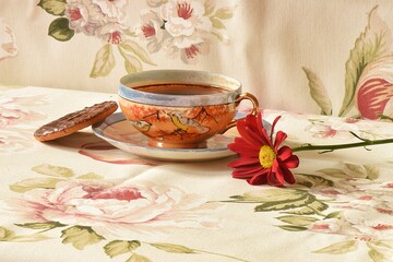 Filiżanka kawy z chińskiej porcelany i czekoladowy herbatnik