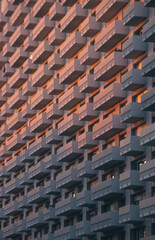 immeuble collectif avec des balcons en béton: grand ensemble géométrique